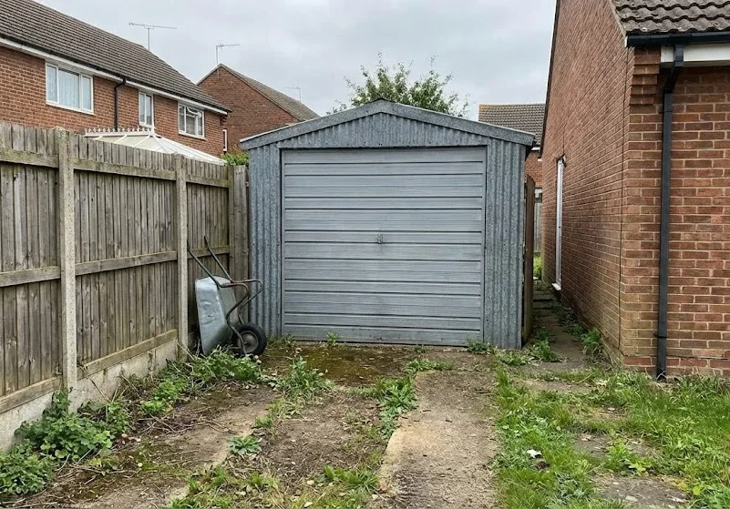 garaz-blaszany-na-waska-dzialke