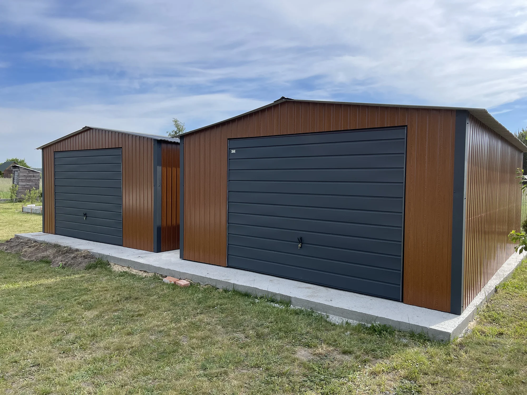 Dwa garaże 5x5m Złoty Dąb z grafitową bramą uchylną