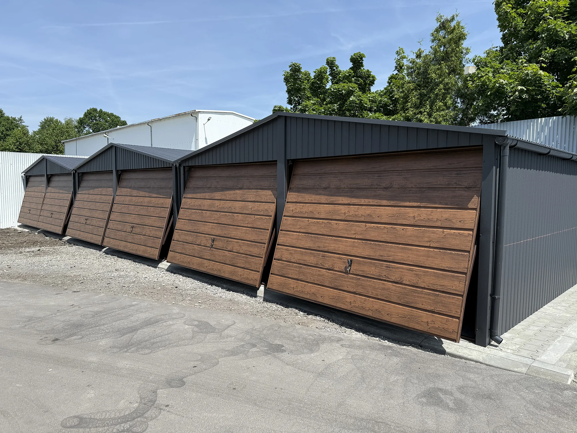 Garaże blaszane 6x5 m Antracyt – 3 Sztuki w Rzędzie