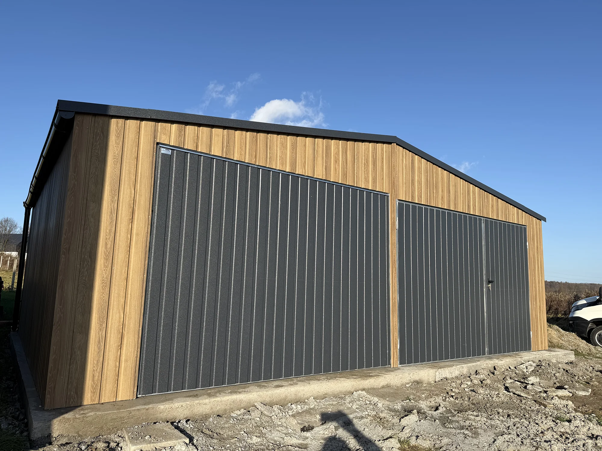 Garaż blaszany 7x6 m z blachodachówką – Orzech Włoski i Grafit