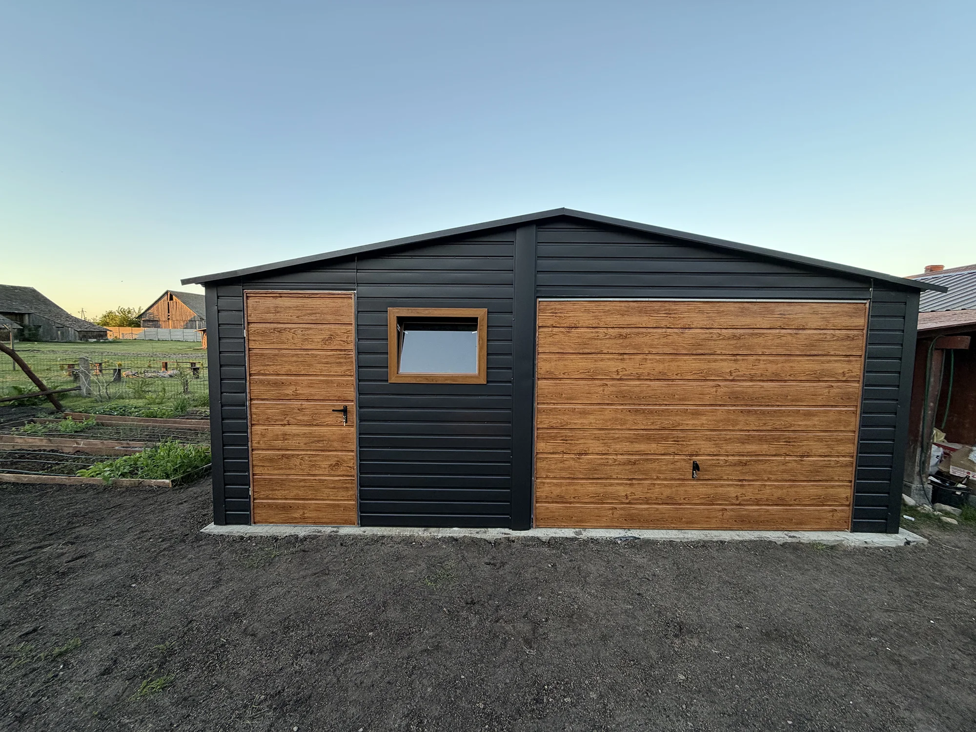 Garaż blaszany 6x5 m czarny mat